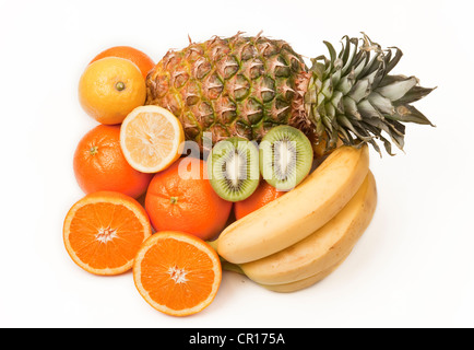 Vielzahl von Früchten, Ananas, eine Kiwi, Orangen, Zitrone und Bananen Stockfoto