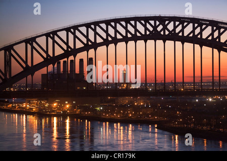 USA, New York, New York City, Brücke und Schornsteine in der Abenddämmerung Stockfoto