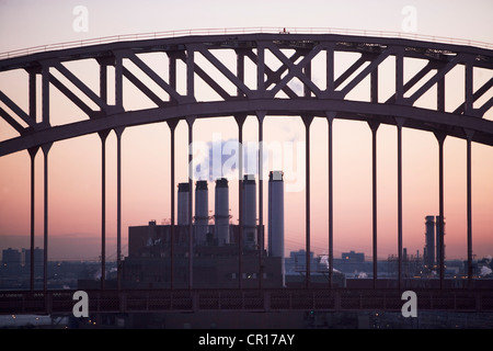 USA, New York, New York City, Brücke und Schornsteine in der Abenddämmerung Stockfoto