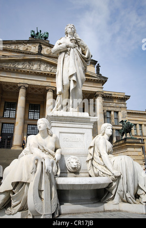 BERLIN, DEUTSCHLAND. Statue von Friedrich Schiller vor dem Konzerthaus Berlin am Gendarmenmarkt. 2012. Stockfoto