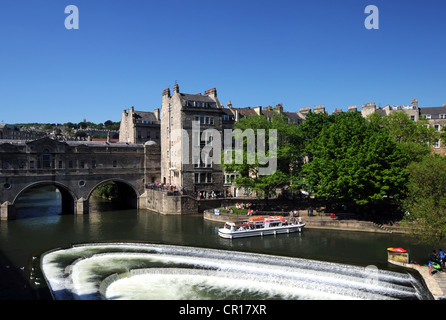 Bad, Wehr und Pulteney Brücke über den Fluss Avon in Bath, Somerset, England, Großbritannien Stockfoto