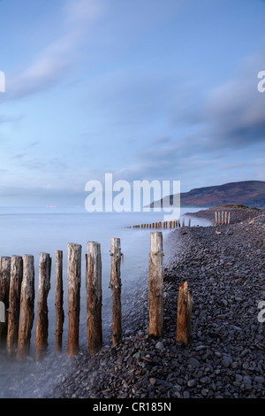 Flut kurz nach Sonnenuntergang am Bossington Strand, Exmoor, Großbritannien. Stockfoto