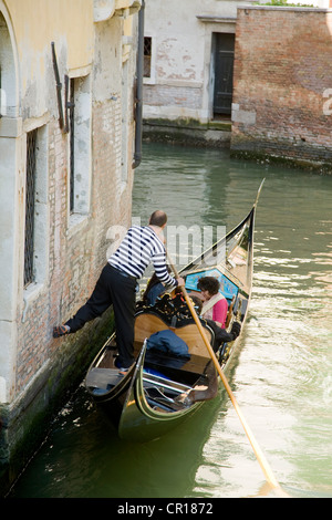 Italien, Venezia, Venedig, aufgeführt als Weltkulturerbe der UNESCO, Gondeln auf den Kanälen Stockfoto