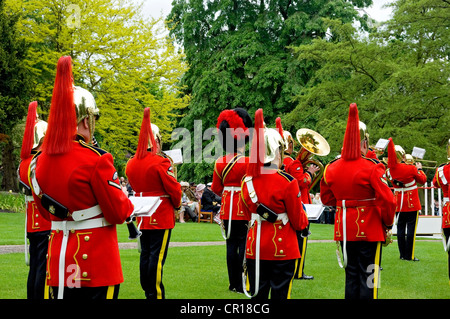 Heavy Cavalry und Cambrai Band Soldiers Musiker spielen im Royal Salute for Coronation Day Museum Gardens York North Yorkshire England UK Stockfoto