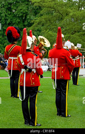 Heavy Cavalry und Cambrai Band Musiker Musiker spielen bei der Royal Salute for Coronation Day Museum Gardens York North Yorkshire England GB Stockfoto