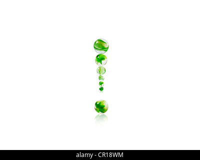 Studioaufnahme von grünen Marmor in Ausrufezeichen angeordnet Stockfoto