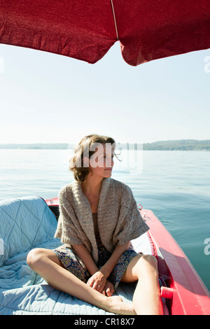 Frau im Boot auf noch See entspannen Stockfoto