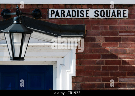 Paradise Square Street Namensschild neben einer Lampe über eine georgische Tür in Sheffield. Stockfoto