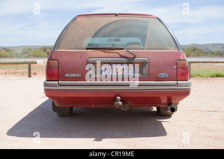 Eine australische 1993 Ford Flakon Ed Wagen abgestellt im australischen Outback. Stockfoto