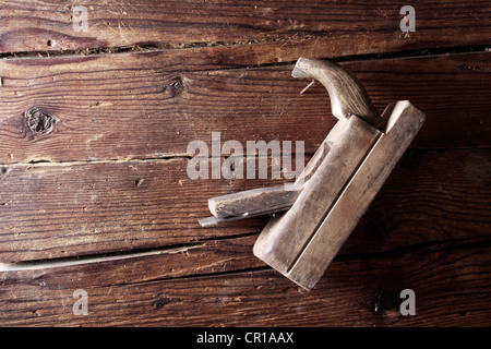 Altes Holz Flugzeug hängt an einer rustikalen Holzwand Stockfoto
