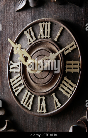 Zifferblatt einer antiken Schwarzwälder Kuckucksuhr Stockfoto