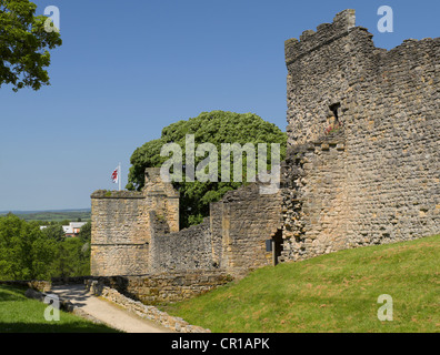 Eintritt zu den Ruinen von Pickering Castle North Yorkshire England Großbritannien Großbritannien GB Großbritannien Stockfoto