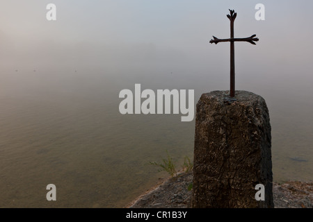 Kreuz im Nebel am See Staffelsee mit der Insel Woerth in der Nähe von Seehausen, Murnau, Bayern, Oberbayern, PublicGround Stockfoto