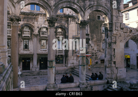 Kroatien, Dalmatien, Dalmatien, Split, alte römische Stadt UNESCO-Welterbe, Diokletian Palast, der Säulenhalle Stockfoto