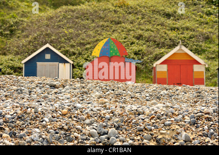 Traditionelle Meer Strandhütten entlang Cromers East Beach in North Norfolk Stockfoto