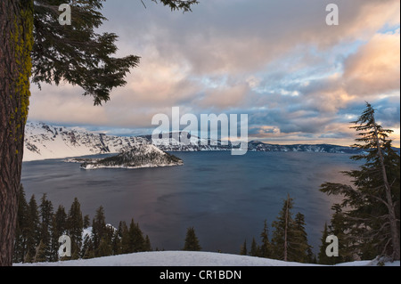 USA, Oregon, Clamath County, Blick auf den Kratersee im winter Stockfoto