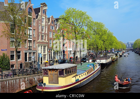 Niederlande, Amsterdam, Lastkähne und Gehäuse entlang des Kanals Stockfoto