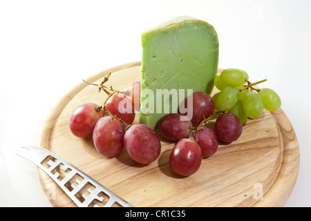 Würzige japanische Wasabi Käse auf einem Brett mit Trauben und Brot Stockfoto