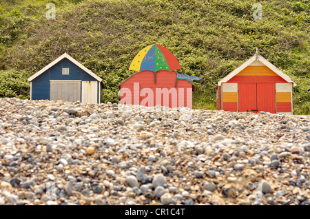 Traditionelle Meer Strandhütten entlang Cromers East Beach in North Norfolk Stockfoto