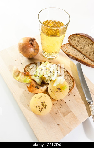 Traditionelles Gericht aus Frankfurt, gewürzt, deutscher Hand Käse oder Harzer Käse, "Handkaese Mit Musik", Kümmel, Zwiebel, Roggenbrot und Stockfoto