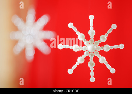 Hergestellt aus Perlen vor roten Weihnachtsstern Stockfoto