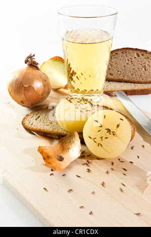 Traditionelle Speisen der Frankfurt, deutsche Hand Käse oder Harzer Käse mit Kümmel, Zwiebeln, Schwarzbrot und ein Glas Apfelwein Stockfoto