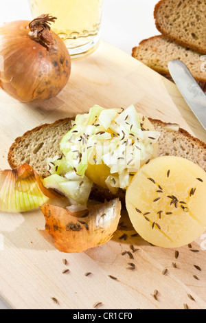 Traditionelles Gericht aus Frankfurt, gewürzt, deutscher Hand Käse oder Harzer Käse, "Handkaese Mit Musik", Kümmel, Zwiebel, Roggenbrot und Stockfoto