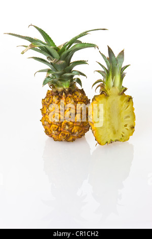 Zwei Ananas (Ananas Comosus), einem halbieren Stockfoto