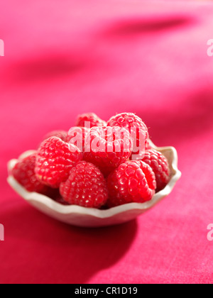 Himbeeren in eine kleine Schüssel Stockfoto