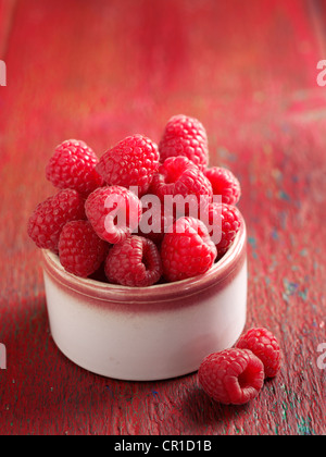 Himbeeren in eine kleine Schüssel Stockfoto