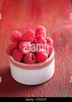 Himbeeren in eine kleine Schüssel Stockfoto