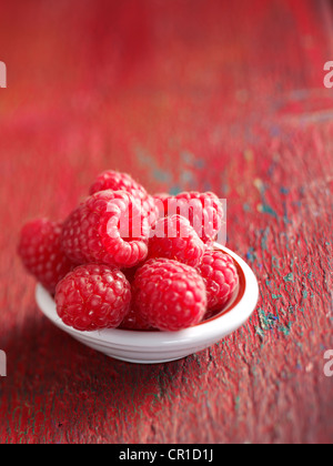 Himbeeren in eine kleine Schüssel Stockfoto