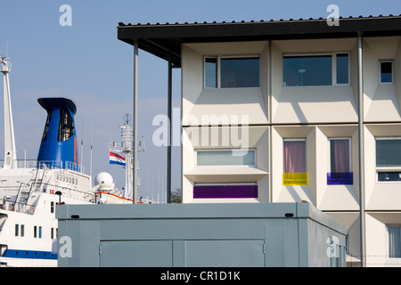 Moderne Fertighaus Student Gehäuse im Amsterdamer Hafen, Hafen, Docklands, mit modularen Fracht Versandbehälter. Stockfoto