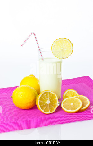 Zitrone trinken Joghurt, Zitronensaft schütteln in ein Glas und Zitronen Stockfoto