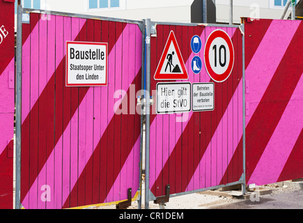 Bunte Horten mit Verkehrszeichen an der Staatsoper Unter Den Linden, Berlin, Deutschland, Europa Stockfoto