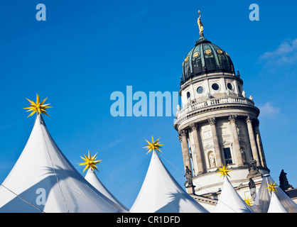 Spitzen von den Zelten der Weihnachtsmarkt vor dem Konzerthaus Konzerthalle am Gendarmenmarkt, Stockfoto