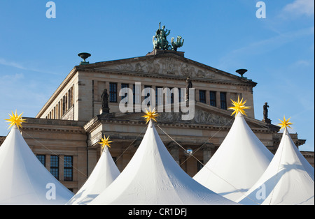 Spitzen von den Zelten der Weihnachtsmarkt vor dem Konzerthaus Konzerthalle am Gendarmenmarkt, Stockfoto