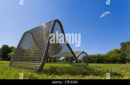 Metall liege auf einer Wiese Stockfoto