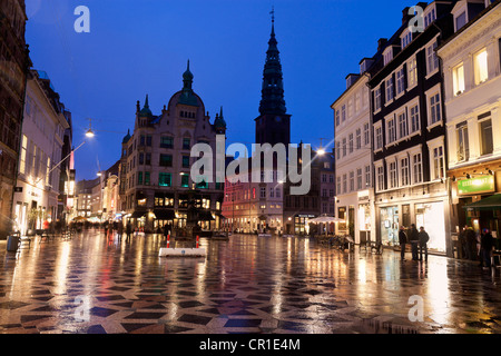 Dänemark, Kopenhagen, Straßenszene in der Abenddämmerung Stockfoto