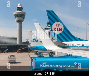 Amsterdam Schiphol Airport Air Traffic Control Tower mit Royal KLM Flugzeuge betanken am Tor. Retro-Stil Farben auf einer Ebene. Stockfoto