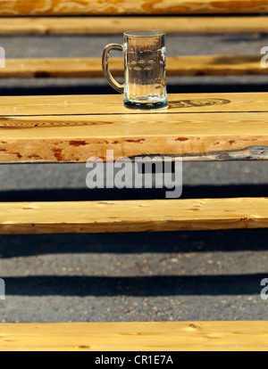 Leeren Bierkrug auf einem Tisch in einem Biergarten Stockfoto