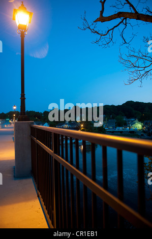 Ein Blick auf Brücke, Straße Licht und Wasser unten. Die Route 123-Brücke in unsere Virginia Stockfoto