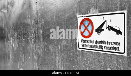 Kein Parkplatz-Schild an einer Metallwand Stockfoto