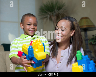 Mutter und Sohn mit Legos spielen Stockfoto