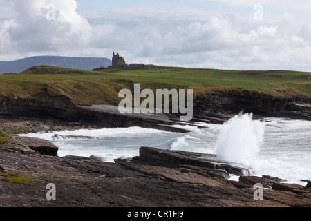 Classiebawn Castle auf Mullaghmore Head mit dem Tafelberg Ben Bulben, County Sligo, Connacht, Irland, Europa, PublicGround Stockfoto