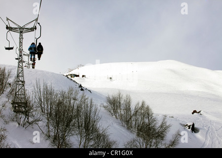 Völker mit Skilift gebündelt. Elbrus Mount - der höchste Punkt von Europa aus Cheget-Halterung Stockfoto