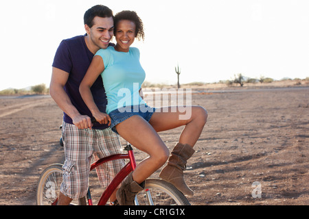 Paar auf dem Fahrrad in Wüstenlandschaft Stockfoto