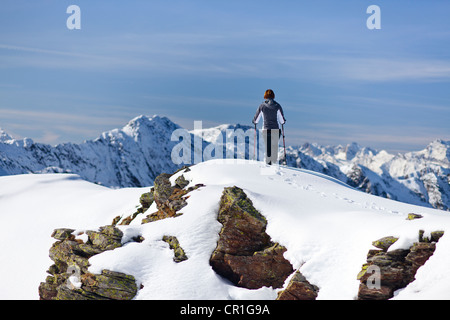 Wanderer im Schnee auf dem Gipfel Roethenspitz Berges oberhalb Penser Joch Pass, Sarn Valley, Alto Adige, Italien, Europa Stockfoto