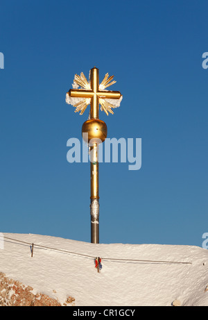 Gipfelkreuz auf Zugspitzmassivs, Ostgipfel, Wettersteingebirge, Upper Bavaria, Bayern, Deutschland, Europa Stockfoto