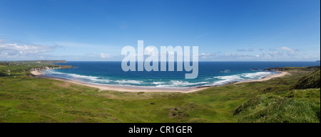 White Park Bay oder Whitepark Bay mit Portbradden, links, Küste von Antrim, County Antrim, Nordirland, Vereinigtes Königreich, Europa Stockfoto